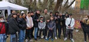 spruelinge_ Gruppenfoto mit Projektgruppe aus Jugendlichen und dem Rapper Massiv